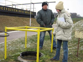 Dziewczęta odwiedziły oczyszczalnię ścieków w Reszlu i dowiedziały się, co dzieje się ze ściekiem, który tutaj trafia. fot.Elżbieta Majcher.