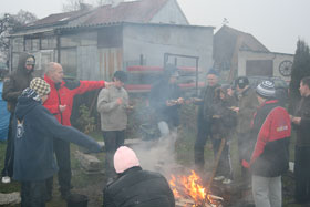 Rodzinne ognisko morsów a pyszne garnki przygotowywała osobiście Maria Trzczak i troszeczkę pomagał Darek Trzczak
 fot.Paweł Zając.