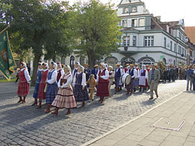 zespoły ludowe: Reszelanie oraz Pompadryty ze śpiewem prowadziły korowód przez ulice miasta