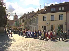 Korowód dożynkowy z kościoła na "targowicę"