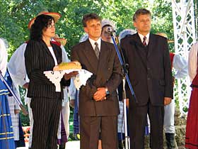 Starostowie Dożynek 2005 Pani Małgorzata Kata i Pan Wojciech Pikała wręczają chleb burmistrzowi Reszla Zdzisławowi Szypulskiemu